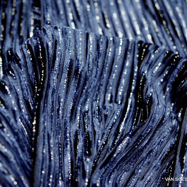 Designer Stretch Samt Plissee mit silbernen Lurexfäden in Nachtblau