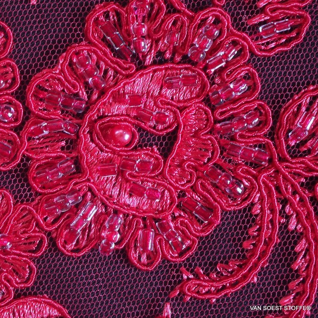 Doppel Bogen Couture mit Perlen + Straß Allover in Ton in Ton Scharlach Rot. | Ansicht: Doppel Bogen Couture mit Perlen + Straß Allover in Ton in Ton Scharlach Rot.