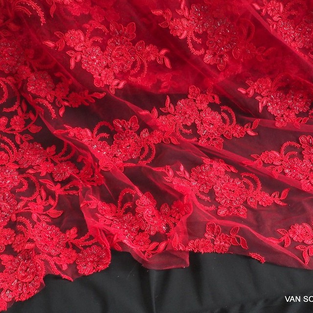 Doppel Bogen Couture mit Perlen + Straß Allover in Ton in Ton Scharlach Rot. | Ansicht: Doppel Bogen Couture mit Perlen + Straß Allover in Ton in Ton Scharlach Rot.