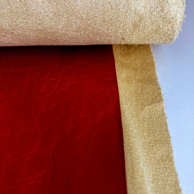 Exklusives Schlangenlackleder Imitat in Rot - Abseite Beige Velourimitat | Ansicht: Exklusives Schlangenlackleder Imitat in Rot - Abseite Beige Velourimitat