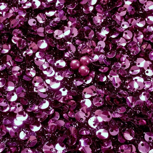 Geschwungene Pailletten in Izmir Purple auf schwarzer Raffia Tüll