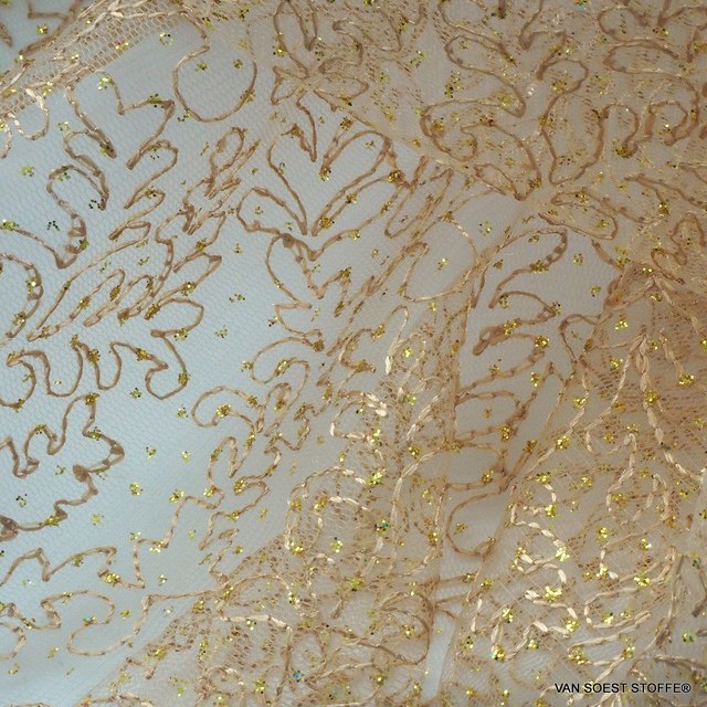 Gold Glitterstickerei ohne Perlen auf Goldfarbigen Tüll | Ansicht: Ton in Ton Gold Glitterstickerei ohne Perlen auf Goldfarbigen Tüll