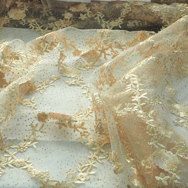 Goldene Blumen- und Rankenstickerei mit Goldglitterdots auf Gold farbigem Tüll | Ansicht: Goldene Blumen- und Rankenstickerei mit Goldglitterdots auf Gold farbigem Tüll