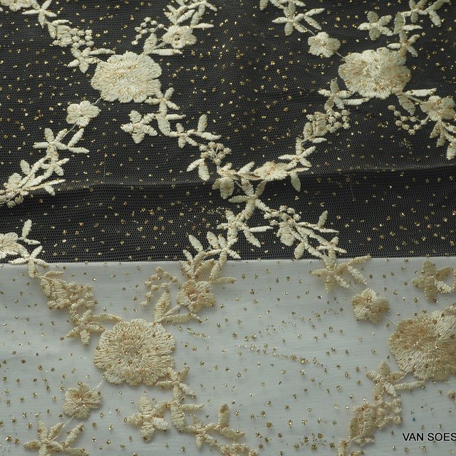Goldene Blumen- und Rankenstickerei mit Goldglitterdots auf Gold farbigem Tüll | Ansicht: Goldene Blumen- und Rankenstickerei mit Goldglitterdots auf Gold farbigem Tüll