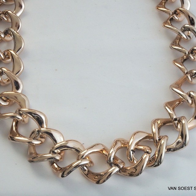 Gold chain in 3 cm.