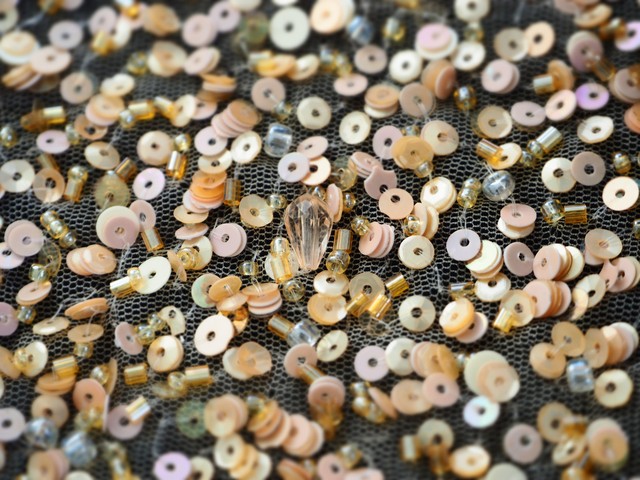 Handgearbeitete Haute Couture mini Pailletten mit Perlen und Stäbchen auf Ton in Ton Tüll