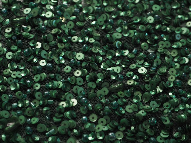 Handgearbeitete Haute Couture mini Pailletten mit Perlen und Stäbchen auf Ton in Ton Tüll | Ansicht: Smaragd Handgearbeitete Haute Couture mini Pailletten mit Perlen und Stäbchen auf Ton in Ton Tüll