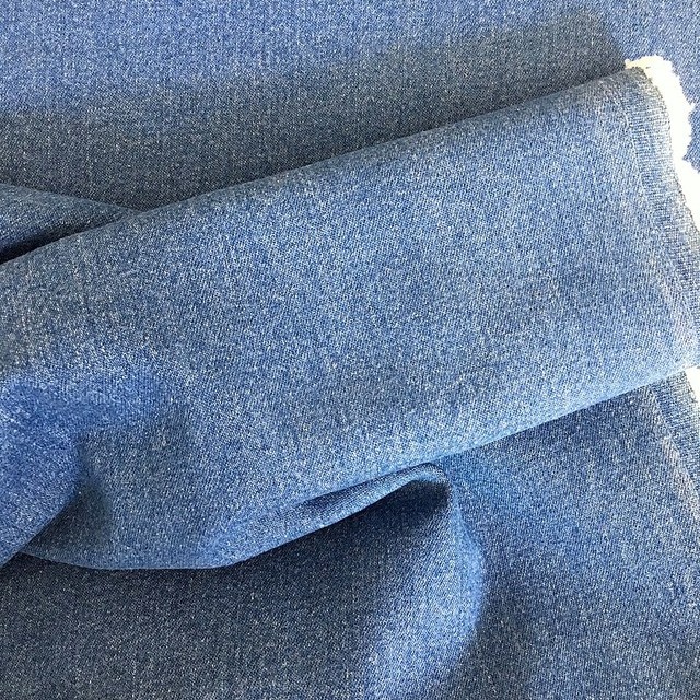 Hellblauer schwerer Stretch Jeans in Satinbindung. | Ansicht: Hellblauer schwerer Stretch Jeans in Satinbindung.