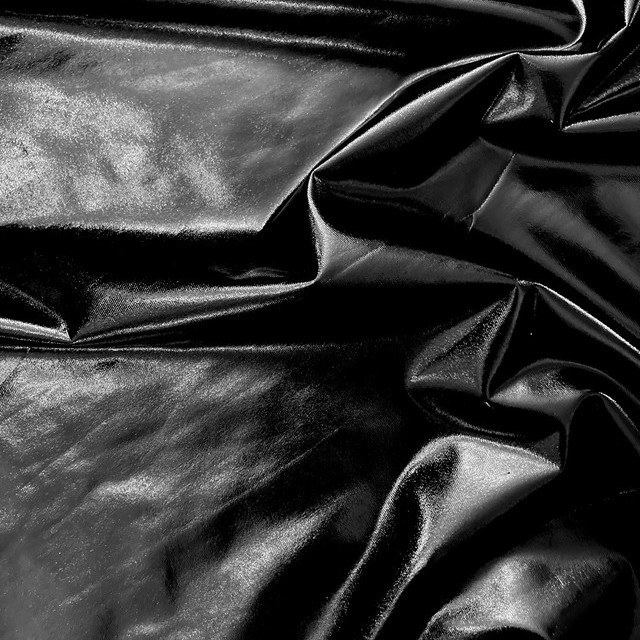 High Stretch Black Vinyl Shiny look -  slightly crincled auf schwarzem Jersey