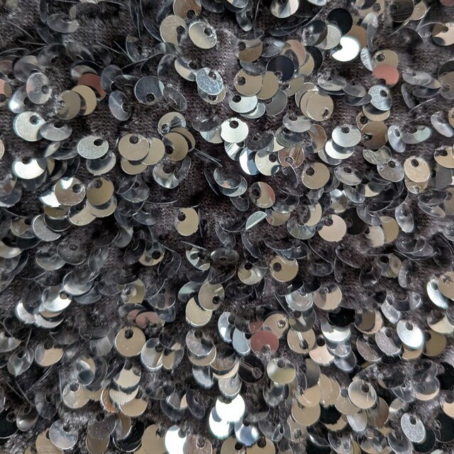 Hochwertige 5 mm. Glanz Pailletten in Silber auf dunkelgrauer Stretch Velvet