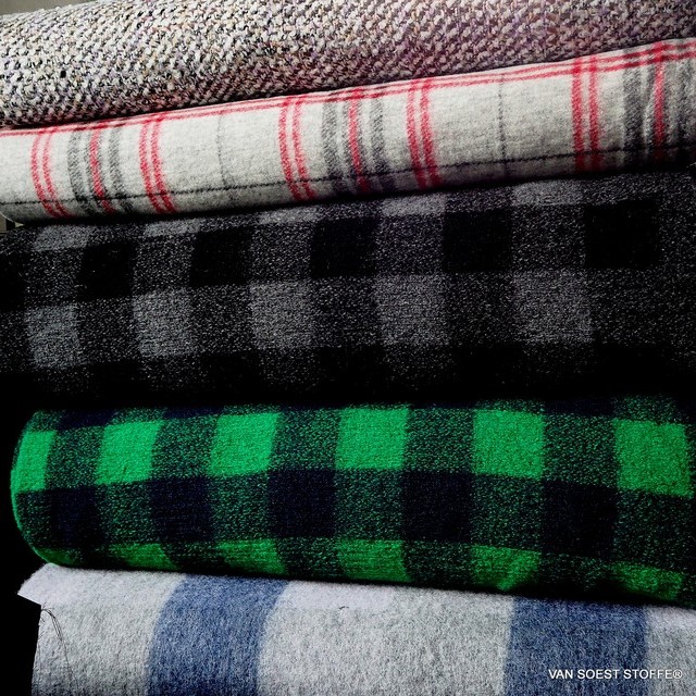 High quality soft Filicudi bouclé tweed in gray-pink | View: Walk + tweed fabrics