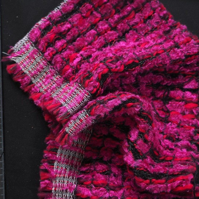 Italienischer Couture Bouclé in Pink Rot Schwarz