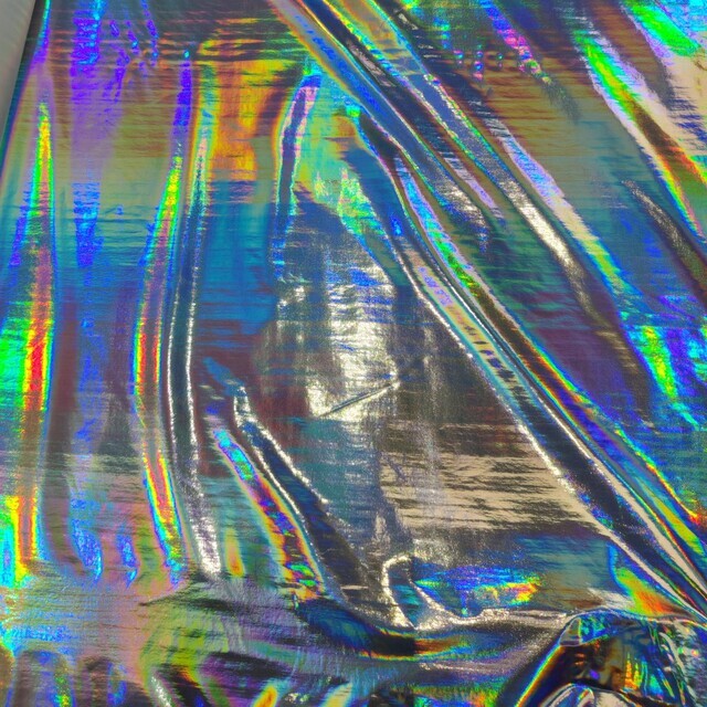Lederimitat mit Stretch +Wetlook-Effekt in 12 holo silber