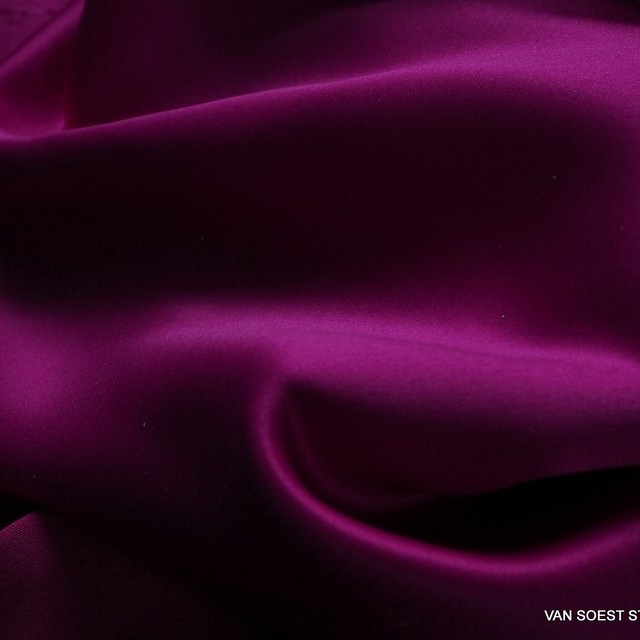 Magenta farbiger Vintage Luxus Satin