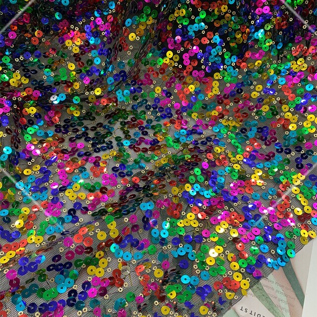 Mehrfarbige micro + mini Pailletten auf Schwarzen Tüll