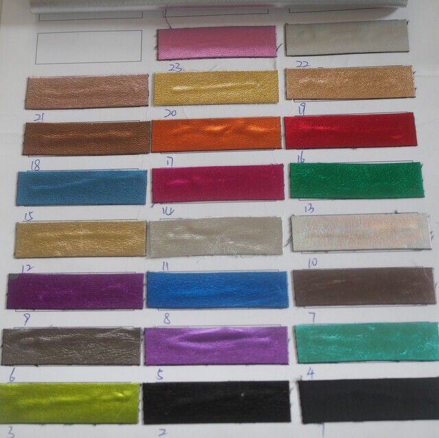 Metallic veganes Lederimitat in Grün