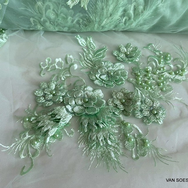 Mint Farben Spitze Blüten & Blätter mit 3D Blüten & großen Perlen auf Tüll | Ansicht: Mint Farben Spitze Blüten & Blätter mit 3D Blüten & großen Perlen auf Tüll