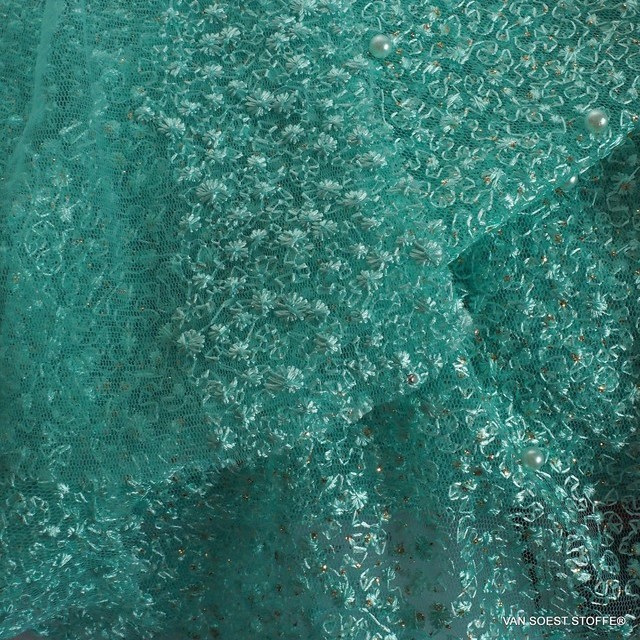 Perlen auf mikro Blümchen Stretch Glitter Tüll in Türkis | Ansicht: Perlen auf mikro Blümchen Stretch Glitter Tüll in Türkis