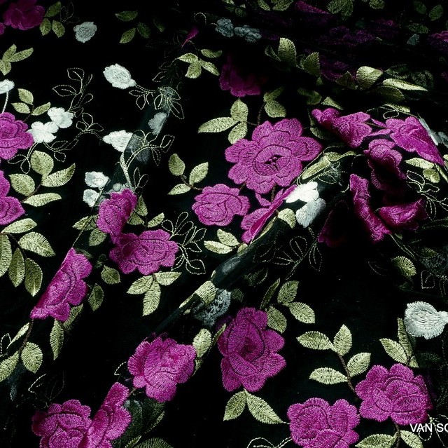 Pink - Oliv mit Blumen und Blätter auf schwarzen Tüll | Ansicht: Pink - Oliv mit Blumen und Blätter auf schwarzen Tüll
