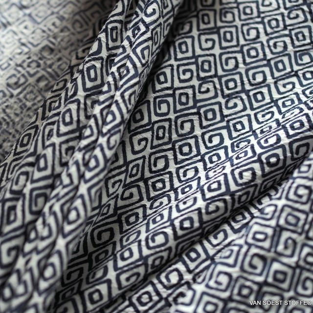 Romeo mit Navy farbenen geometrischen Formen bedruckter Stretch Seersucker | Ansicht: Romeo mit Navy farbenen geometrischen Formen bedruckter Stretch Seersucker