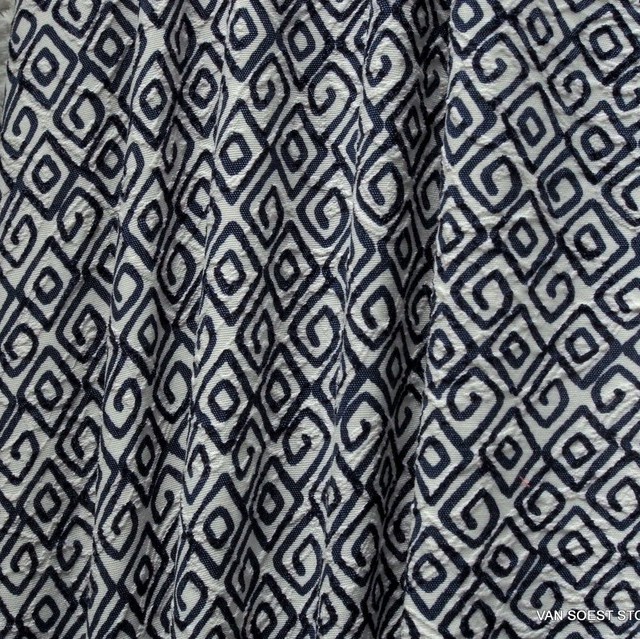 Romeo mit Navy farbenen geometrischen Formen bedruckter Stretch Seersucker | Ansicht: Romeo mit Navy farbenen geometrischen Formen bedruckter Stretch Seersucker