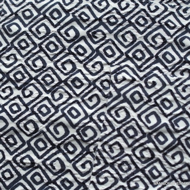 Romeo mit Navy farbenen geometrischen Formen bedruckter Stretch Seersucker | Ansicht: Romeo mit Navy farbenen geometrischen Formen bedruckter Stretch Seersucker