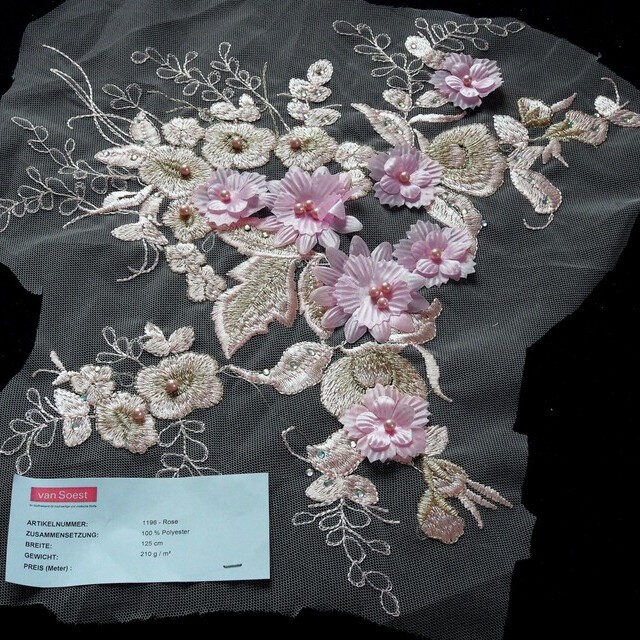 Rosa 3D Spitze mit Rosa Perlen, Glanzgarn, Blüten & Strasssteinen