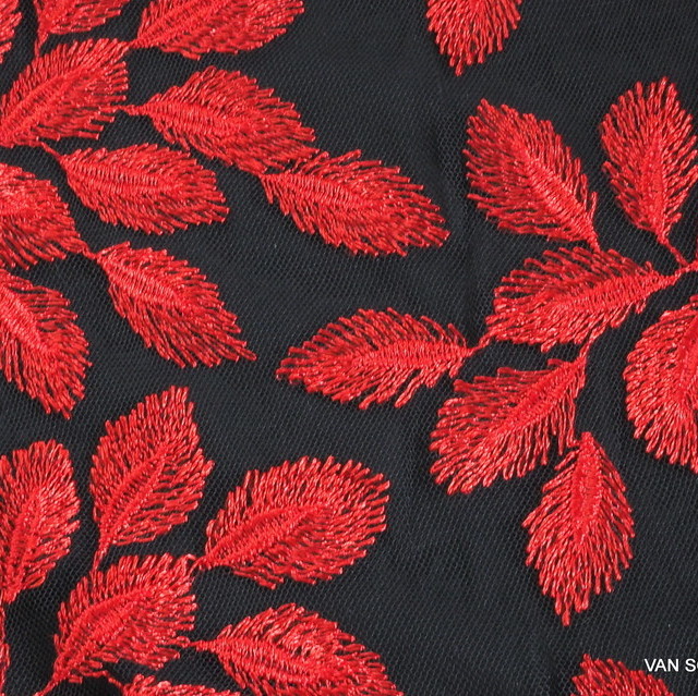 Rote Blätter auf weichen schwarzen soft Tüll