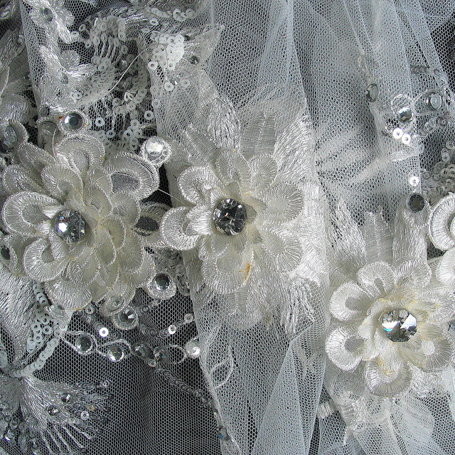 COUTURE STICKEREI in Creme Weiß