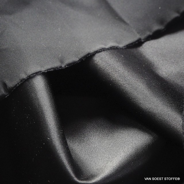 Schwerer Seidensatin in Schwarz | Ansicht: Schwerer Seidensatin in Schwarz