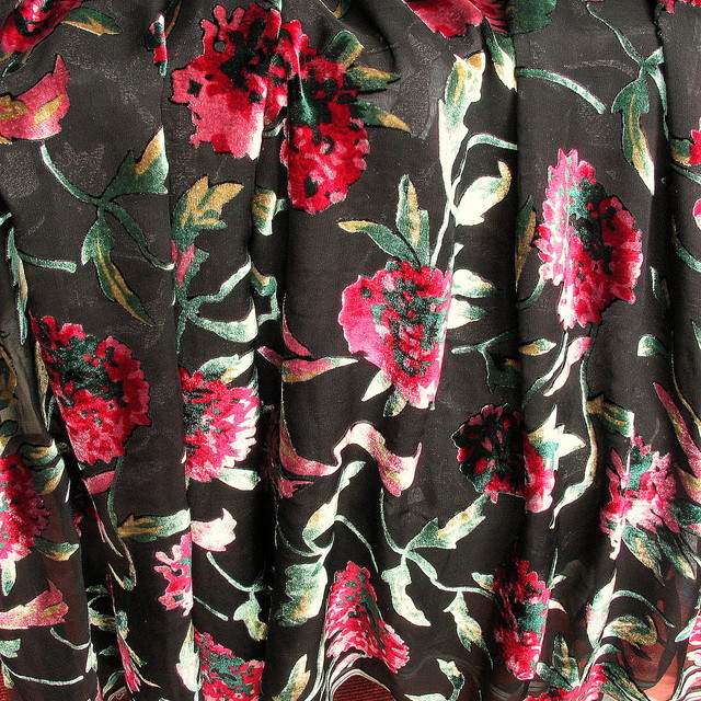 Velvet burnout silk-viscose roses in black dark-burgundy-red-nougat-green | View: Velvet burnout silk-viscose roses in black dark-burgundy-red-nougat-green