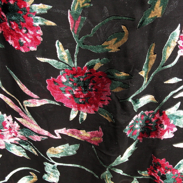 Velvet burnout silk-viscose roses in black dark-burgundy-red-nougat-green | View: Velvet burnout silk-viscose roses in black dark-burgundy-red-nougat-green