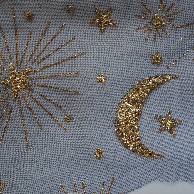 Strass Figuren/Sternen und Mond in Gold + Silber auf Schwarzen Stretch Tüll | Ansicht: Strass Figuren/Sternen und Mond in Gold + Silber auf Schwarzen Stretch Tüll