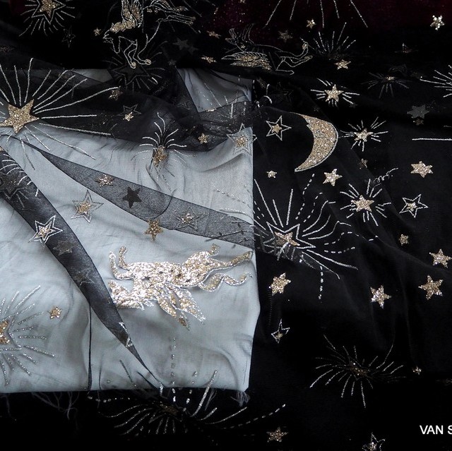 Strass Figuren/Sternen und Mond in Gold + Silber auf Schwarzen Stretch Tüll | Ansicht: Strass Figuren/Sternen und Mond in Gold + Silber auf Schwarzen Stretch Tüll