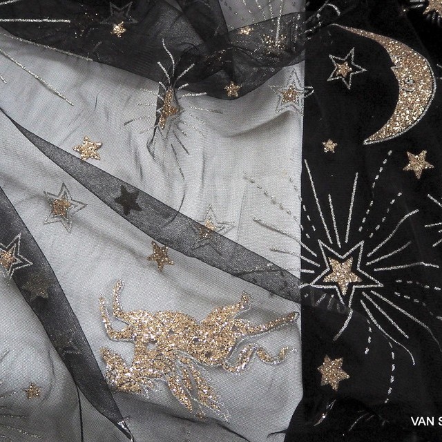 Strass Figuren/Sternen und Mond in Gold + Silber auf Schwarzen Stretch Tüll | Ansicht: Strass Figuren/Sternen und Mond in Gold + Silber auf Schwarzen Stretch Tüll