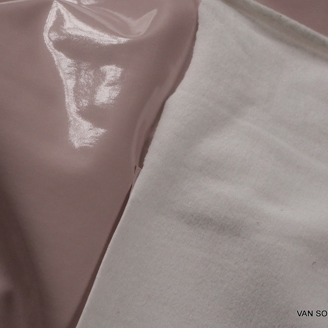 Stretch Wetlook soft Vinyl in Baby Pink | Ansicht: Stretch Wetlook soft Vinyl in Baby Pink mit Softabseite in Weiß