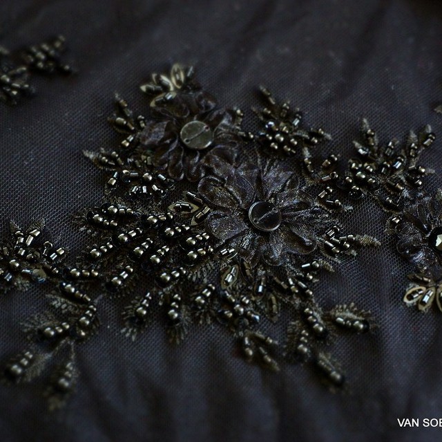 Ton in Ton Couture Perlen-Stäbchen und Blumen 3D-Spitze auf schwarzen Tüll | Ansicht: Ton in Ton Couture Perlen-Stäbchen und Blumen 3D-Spitze auf schwarzen Tüll