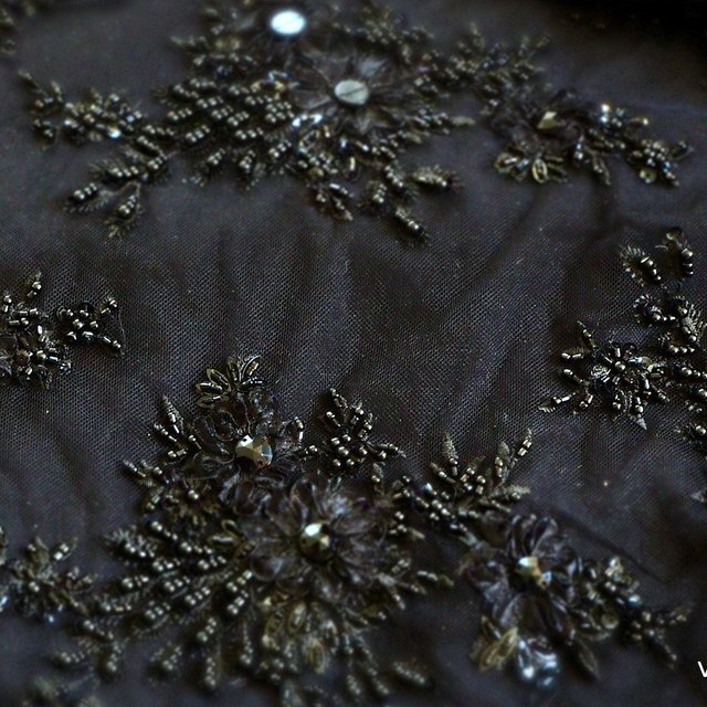 Ton in Ton Couture Perlen-Stäbchen und Blumen 3D-Spitze auf schwarzen Tüll | Ansicht: Ton in Ton Couture Perlen-Stäbchen und Blumen 3D-Spitze auf schwarzen Tüll