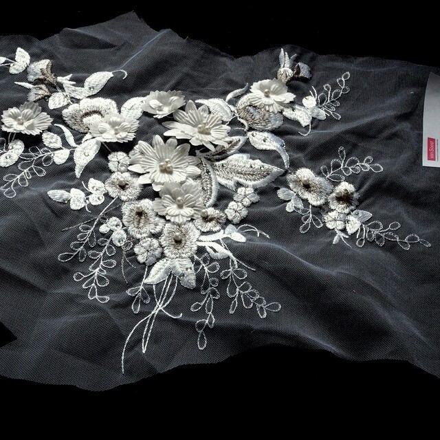 Weiße 3D Spitze mit Weiße Perlen, Glanzgarn, Blüten & Strasssteinen | Ansicht: Rosa 3D Spitze mit Rosa Perlen und farblose mini Pailletten auf Tüll