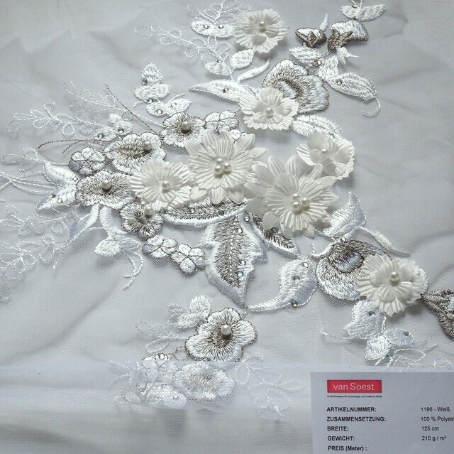 Weiße 3D Spitze mit Weiße Perlen, Glanzgarn, Blüten & Strasssteinen