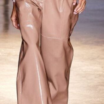 Wetlook soft Vinyl in Farbe Rosa mit Abseite in weiß | Ansicht: Wetlook soft vinyl Model Beispiel