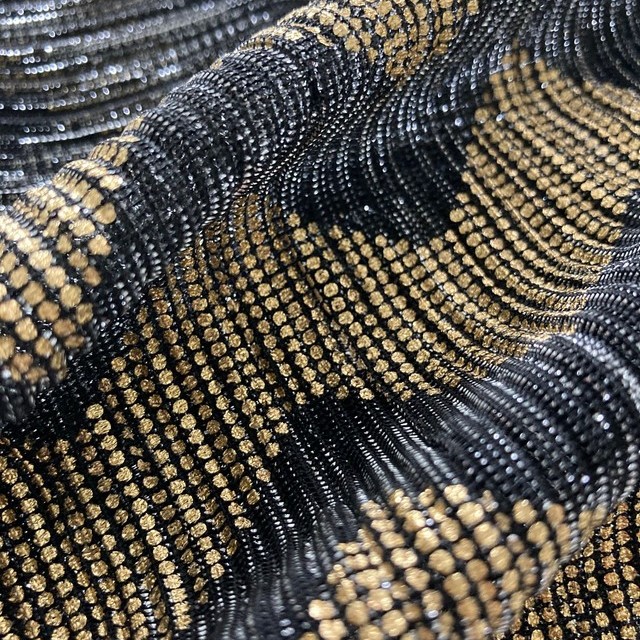 Zackenmuster bedruckt in Gold auf einem schwaz-silber-durchsichtigen Stretch Mikroplissee | Ansicht: Zackenmuster bedruckt in Gold auf einem schwaz-silber-durchsichtigen Stretch Mikroplissee