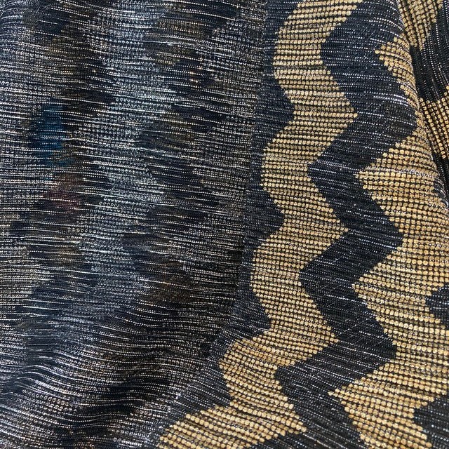 Zackenmuster bedruckt in Gold auf einem schwaz-silber-durchsichtigen Stretch Mikroplissee | Ansicht: Zackenmuster bedruckt in Gold auf einem schwaz-silber-durchsichtigen Stretch Mikroplissee