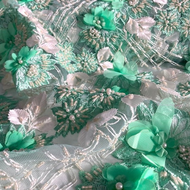 aussergewöhnliche 3D Spitze mit div. textilen Blättern, Rautenstickerei, ausgewählten Perlen & Stäbchen  in Mint-Ecru