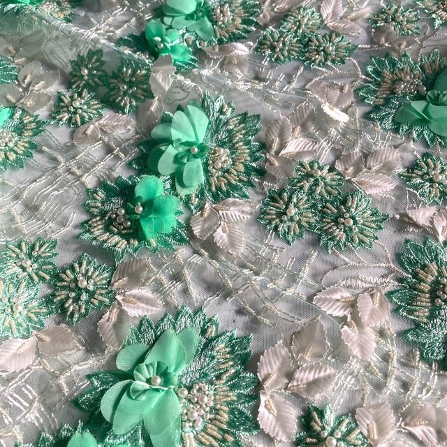 aussergewöhnliche 3D Spitze mit div. textilen Blättern, Rautenstickerei, ausgewählten Perlen & Stäbchen  in Mint-Ecru | Ansicht: aussergewöhnliche 3D Spitze mit div. textilen Blättern, Rautenstickerei, ausgewählten Perlen & Stäbchen  in Mint-Ecru