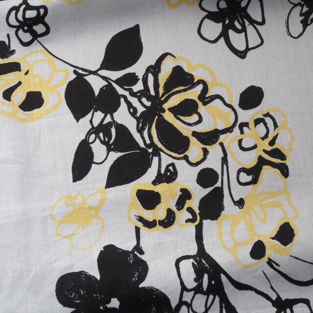 Floral print on 100% cotton in white vanilla black | View: Floral print on 100% cotton in white vanilla black