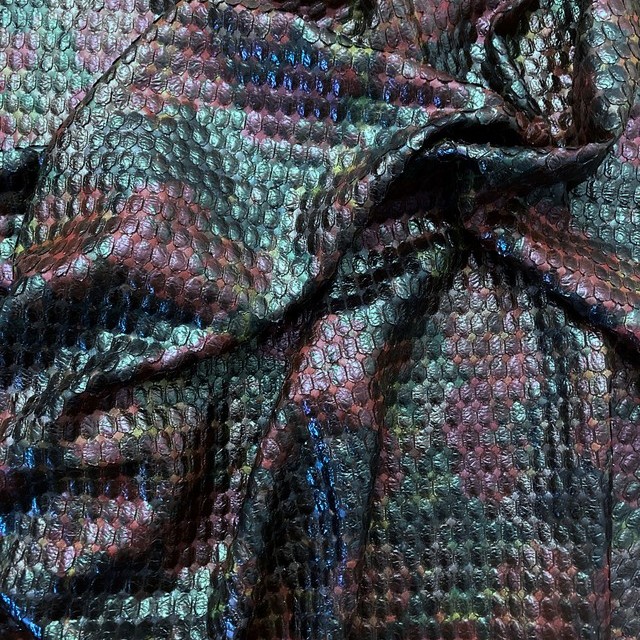 glaenzender Ledereffekt auf laminiertem Waffel Velour Green-Red-Black limitiert | Ansicht: glaenzender Ledereffekt auf laminiertem Waffel Velour Green-Red-Black limitiert