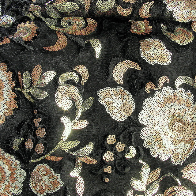 Schwarze Stickerei mit Mini Pailletten Blumen auf Jacquard Tüll.