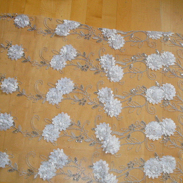 Silber Pailletten auf weiße Blüten Spitze und echte Silberfäden