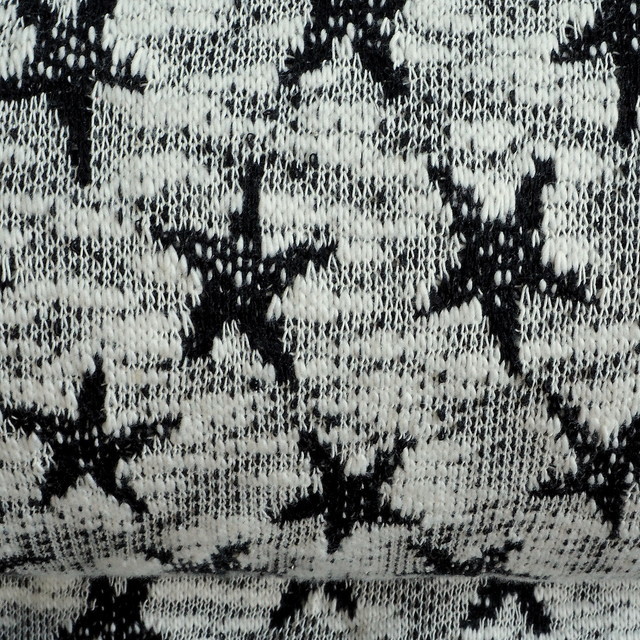 Stretch Strick Stern in Schwarz-Weiß